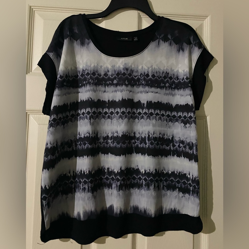 Chic Black and Gray Women's Top. Apt. 9
Size PM.